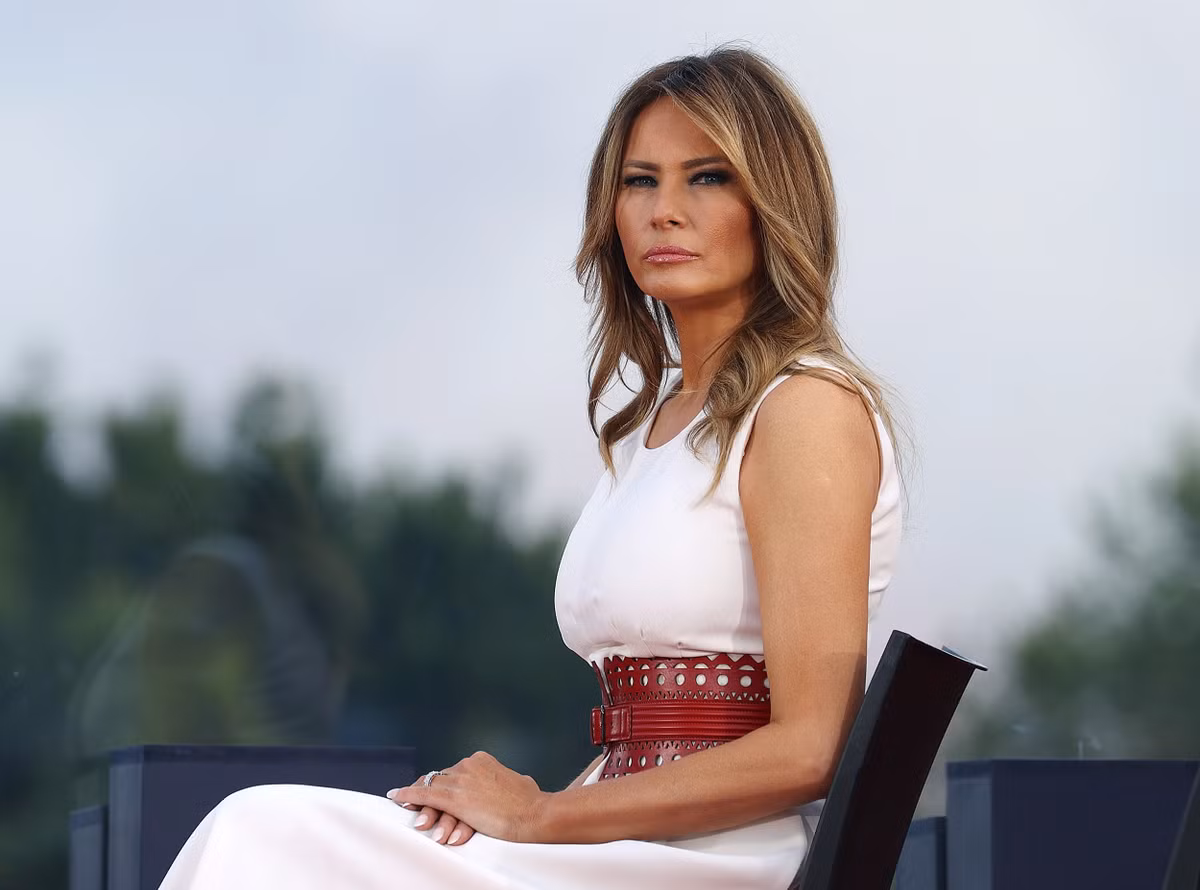 Ngược lại, bà Melania, người hiếm khi nhờ đến các nhà thiết kế hàng đầu lựa chọn trang phục cho mình, chỉ muốn mặc đồ theo sở thích cá nhân. Trong chuyến công du nhiều quốc gia ở châu Phi, bà Melania đã phàn nàn với truyền thông rằng "hãy tập trung vào những gì tôi làm, thay vì những gì tôi mặc". Trong khi những người chỉ trích không ngừng chỉ ra hàng loạt lỗi trang phục nghiêm trọng của bà Melania, những người ủng hộ đệ nhất phu nhân vẫn ca ngợi sự thanh lịch và sang trọng của bà. Họ cho rằng không chỉ lời nói hay việc làm, ngoại hình, cách xuất hiện trên sân khấu và trang phục của bà Melania cũng thể hiện tầm nhìn của phụ nữ Mỹ.