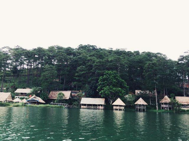 Thành phố Đà Lạt có rất nhiều hồ nước nổi tiếng, thu hút khách thập phương tham quan như hồ Tuyền Lâm, hồ Than Thở, hồ Xuân Hương, hồ Đa Thiện, hồ Đa Nhim.