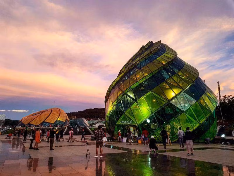 Điểm khác biệt về giao thông của thành phố Đà Lạt là thành phố này không có tín hiệu đèn giao thông (đèn xanh - đèn đỏ). Nguyên nhân của hiện tượng này là địa hình Đà Lạt chủ yếu là dốc, đồi, không thuận tiện đặt đèn giao thông. Thay vào đó, thành phố này sử dụng vòng xoay (bùng binh) để điều tiết giao thông.