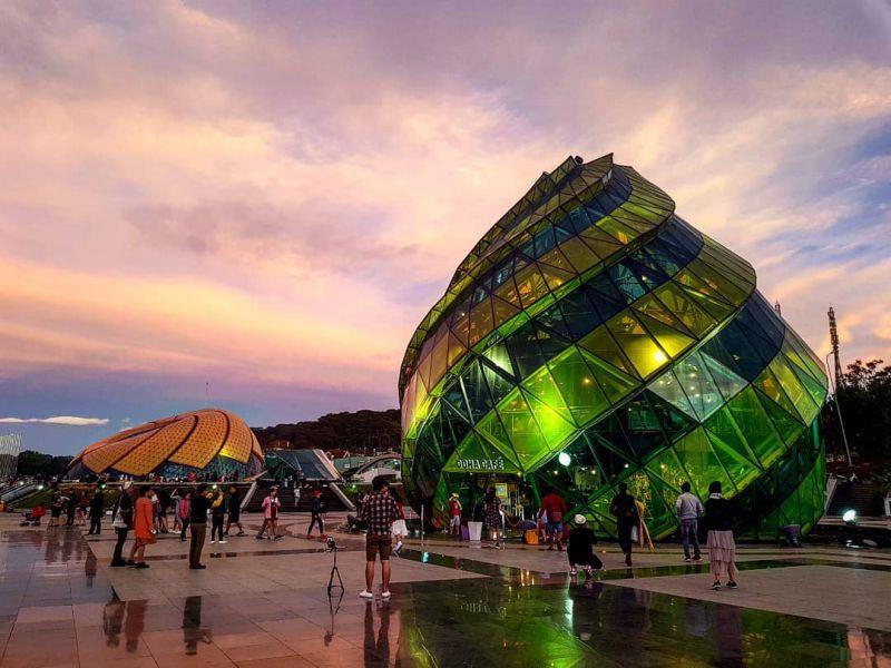 Điểm khác biệt về giao thông của thành phố Đà Lạt là thành phố này không có tín hiệu đèn giao thông (đèn xanh - đèn đỏ). Nguyên nhân của hiện tượng này là địa hình Đà Lạt chủ yếu là dốc, đồi, không thuận tiện đặt đèn giao thông. Thay vào đó, thành phố này sử dụng vòng xoay (bùng binh) để điều tiết giao thông.