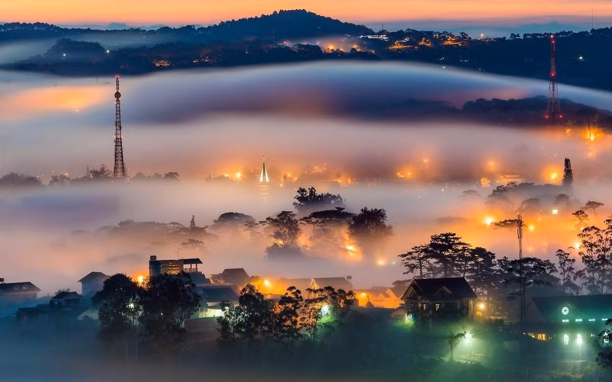 Thành phố Đà Lạt nằm trên cao nguyên Lâm Viên. Từ xa xưa, vùng đất này vốn là địa bàn cư trú của người Lạch, Chil, Srê thuộc dân tộc Cơ Ho.