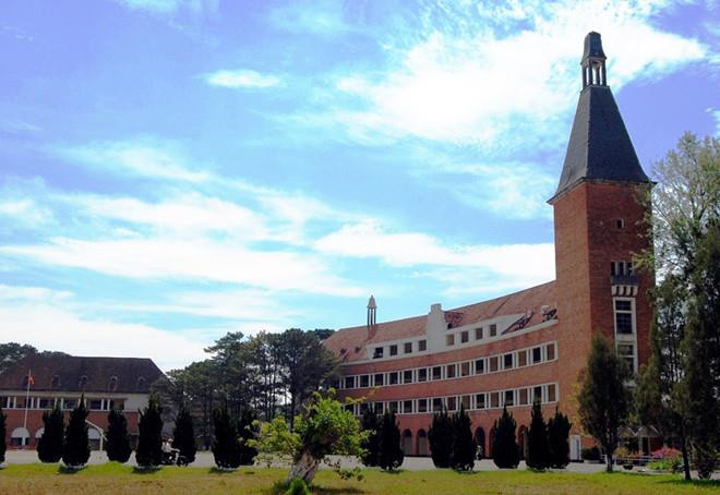 Cao đẳng Sư phạm Đà Lạt được xây dựng năm 1927, dành cho con em người Pháp và một số gia đình Việt giàu có. Với dãy lớp học hình vòng cung ôm lấy khoảng sân rộng, những bức tường lát gạch trần đỏ, tháp chuông lợp ngói vút cao lên bầu trời soi mình bên hồ Xuân Hương, đây được xem là một trong những công trình độc đáo của thế kỷ 20, được công nhận là Di tích quốc gia năm 2001.