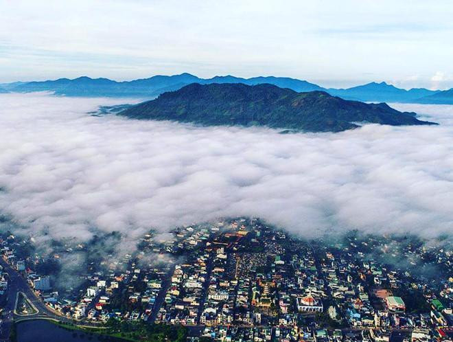 Nằm trên địa bàn huyện Lạc Dương, cách trung tâm thành phố Đà Lạt 12 km và cao hơn 2.000 m so với mực nước biển, Langbiang được xem là ngọn núi cao thứ hai trong hệ thống núi công viên quốc gia ở Vườn quốc gia Bidoup - núi Bà. Đây là địa điểm du lịch rất nổi tiếng của thành phố Đà Lạt.