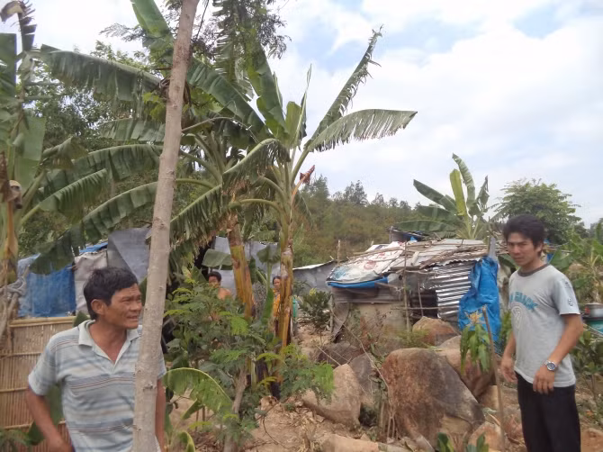 Xóm “ổ chuột” với những túp liều chưa được 10m2.