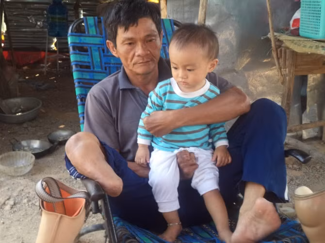 Ông Phạm Tấn An, cụt tay chân, phải sống cảnh "màn trời chiếu đất".