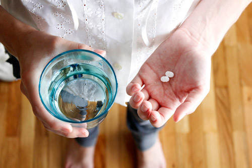 Việc dùng các loại thuốc trị mụn trứng cá cũng có thể dẫn đến hậu quả trên.