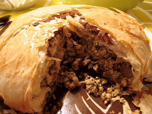 Một chiếc bánh bao gồm thịt bồ câu non nấu chín cắt nhỏ hoặc có thể thay thế bằng thịt gà trộn với nước sốt trứng thêm chút cay và được bọc bên ngoài một lớp bánh mỏng như tờ giấy.