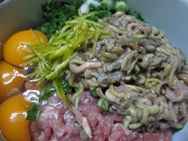 Rươi được giã ra và đánh đều với trứng, thịt nạc vai, hành, thìa là, vỏ quýt thái chỉ, nêm nước mắm, mì chính, hạt tiêu sau đó đem rán vàng.