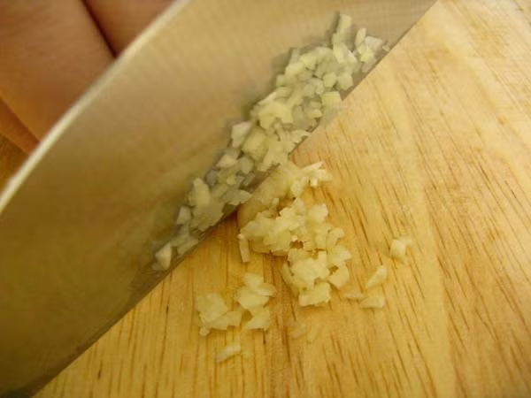 Bóc tỏi, băm nhỏ.