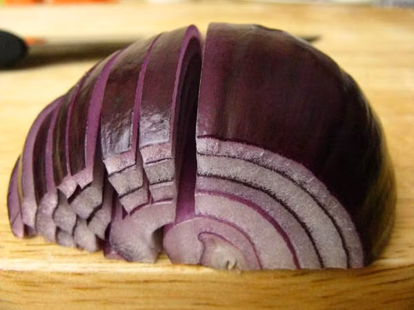 Bóc vỏ, băm nhỏ hành.