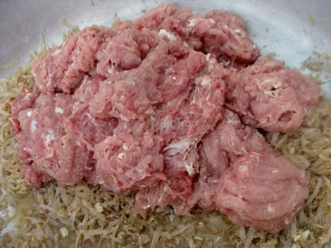 Nem thịt lợn sống là đặc sản của một ngôi làng ở tỉnh Thái Bình. Đây là một món mà không phải người Việt Nam nào cũng có dũng khí để nếm thử.