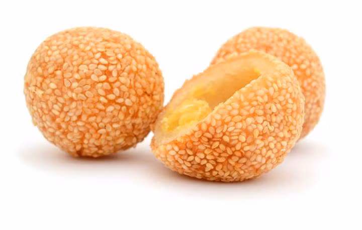 Bánh rán ngọt bọc vừng.