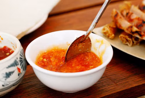 Chỉ cần một giọt tinh dầu cà cuống cho vào nước chấm đã đủ làm nên linh hồn của nhiều món ăn nổi tiếng ở Hà Nội