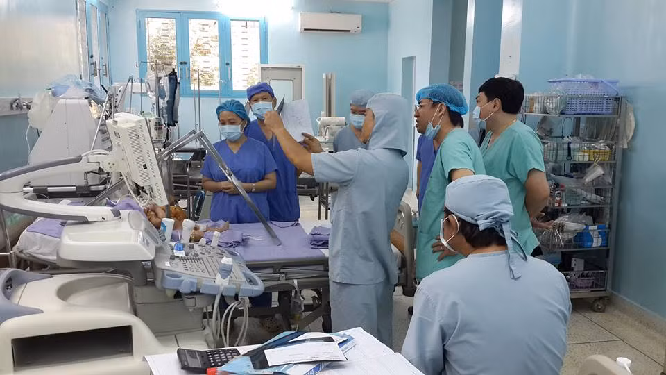 Các bác sĩ đang thăm và kiểm tra tình hình bé Phi Phụng