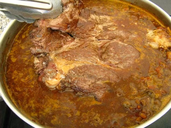 Cho thịt bò vào nồi.