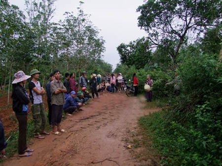 Người dân tập trung trước cổng nhà anh Bình.