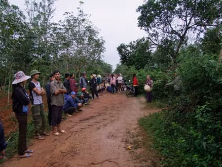 Người dân tập trung trước cổng nhà anh Bình.