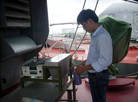 Vận hành hệ thống thiết bị rửa phin lọc bằng phương pháp siêu âm.