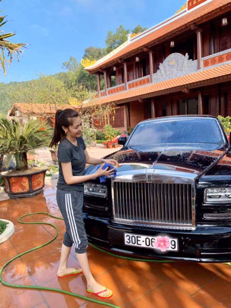 Tien nu Dak Nia co hot hon Tram Anh khi mac vay ngan rua xe?-Hinh-4