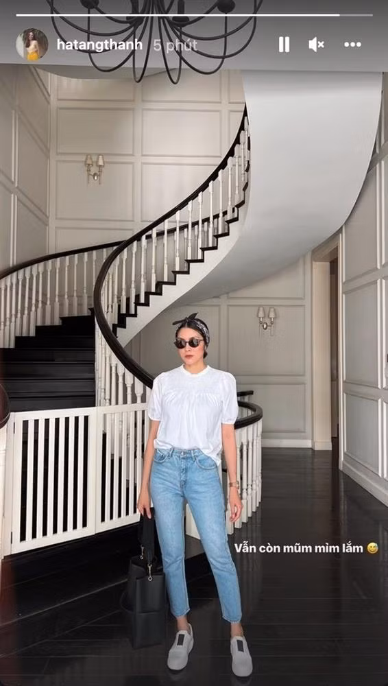 Từng tự ti "vẫn còn mũm mĩm lắm" và mặc đồ giấu dáng nhưng cuối cùng Hà Tăng đã có thể tự tin lên đồ khoe vòng eo đáng mơ ước. Chắc hẳn người đẹp đã phải ăn kiêng và tập tành vô cùng chăm chỉ