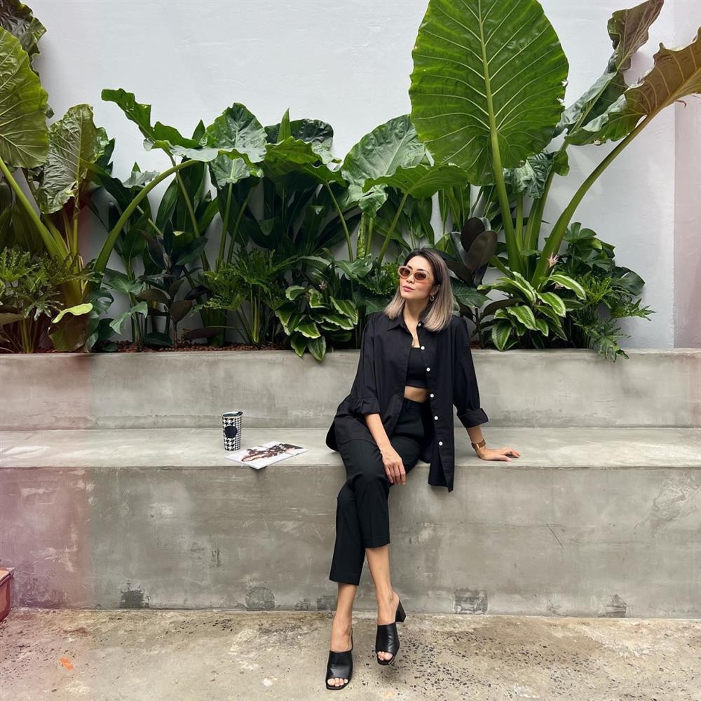 rong một vài khoảnh khắc lộ eo hiếm hoi trước đó, dù không thấy rõ múi như bây giờ nhưng người đẹp vẫn đủ gây trầm trồ vì khả năng về dáng sau sinh lần 3 thần tốc.