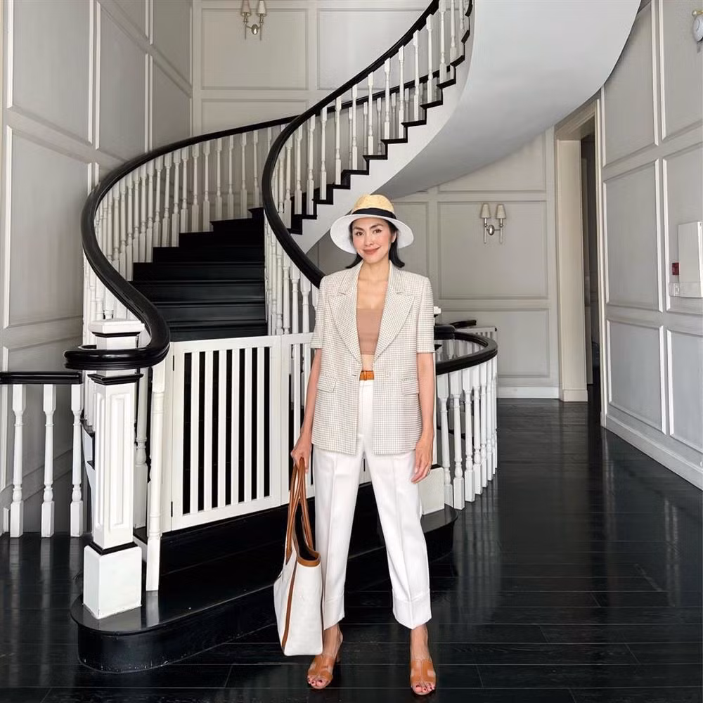 Eo thon lấp ló giúp người đẹp sinh năm 1986 chinh phục nhiều kiểu trang phục.