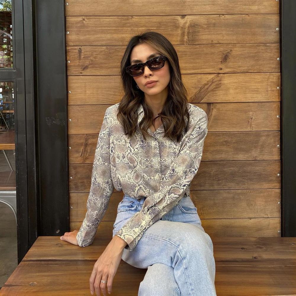 ủ đồ của nữ diễn viên cũng có nhiều mẫu sơ mi, thường được cô mix với quần jeans để bớt phần cứng nhắc.