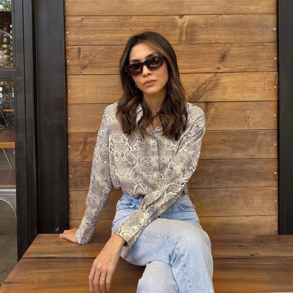 Tủ đồ của nữ diễn viên cũng có nhiều mẫu sơ mi, thường được cô mix với quần jeans để bớt phần cứng nhắc.