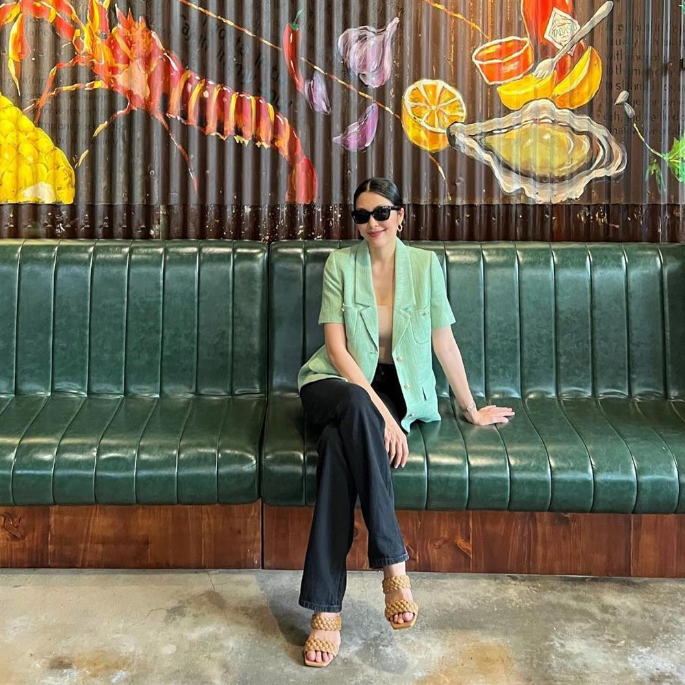 Tuyệt chiêu" của Hà Tăng khi phối đồ đi làm, mặc kín bưng nhưng vẫn đủ phóng khoáng là kết hợp blazer ngắn tay cùng áo croptop màu nude tiệp da người, đi kèm quần suông đơn giản