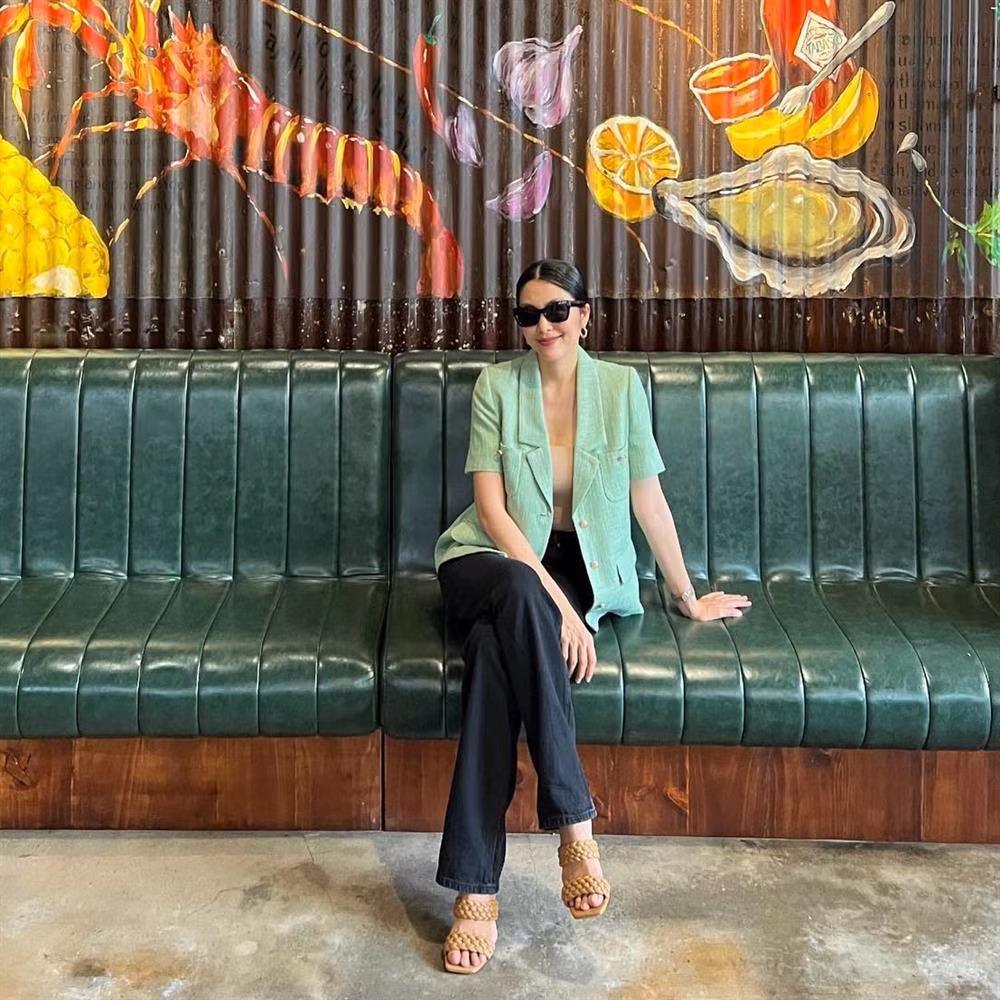 "Tuyệt chiêu" của Hà Tăng khi phối đồ đi làm, mặc kín bưng nhưng vẫn đủ phóng khoáng là kết hợp blazer ngắn tay cùng áo croptop màu nude tiệp da người, đi kèm quần suông đơn giản