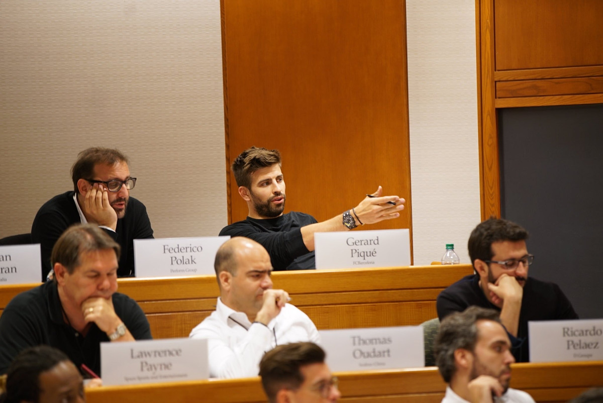 Cầu thủ 35 tuổi đặc biệt yêu thích đồng hồ có kiểu dáng mạnh mẽ. Anh đeo mẫu Audemars Piguet Royal Oak Offshore Diver. Thiết bị có mặt số màu đen, vạch chỉ giờ tông vàng trắng. Mẫu đồng hồ có giá khoảng 29.000 USD. Ảnh: 3gerardpique.