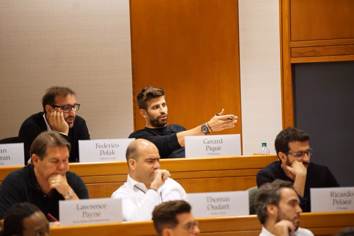 Cầu thủ 35 tuổi đặc biệt yêu thích đồng hồ có kiểu dáng mạnh mẽ. Anh đeo mẫu Audemars Piguet Royal Oak Offshore Diver. Thiết bị có mặt số màu đen, vạch chỉ giờ tông vàng trắng. Mẫu đồng hồ có giá khoảng 29.000 USD. Ảnh: 3gerardpique.