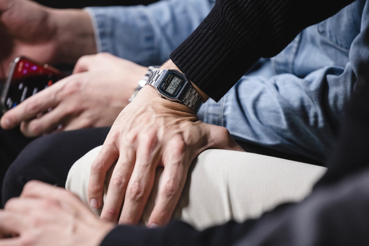 Gerard Pique đeo chiếc Casio A158WA-1DF. Trên trang thương mại điện tử, mẫu đồng hồ hiện có giá 24 USD. Thiết bị xem giờ có khả năng chống nước, được trang bị bộ máy quartz và làm từ thép không gỉ. So với bộ sưu tập đồng hồ xa xỉ của Pique, thiết bị từ Casio có mức giá khiêm tốn. Ảnh: GQ Italy.