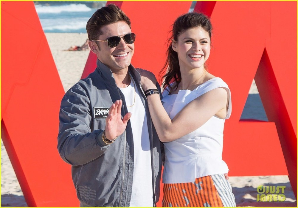 Năm 2018, Alexandra Daddario vướng tin hẹn hò với tài tử Zac Efron. Cả hai bị gắp gặp cho thú cưng đi dạo, dành cho nhau những cử chỉ âu yếm trong dịp sinh nhật sau khi hợp tác trong bộ phim Baywatch. Tuy nhiên, nữ diễn viên lên tiếng phủ nhận khi cho rằng hai người chỉ là bạn bè thân thiết.