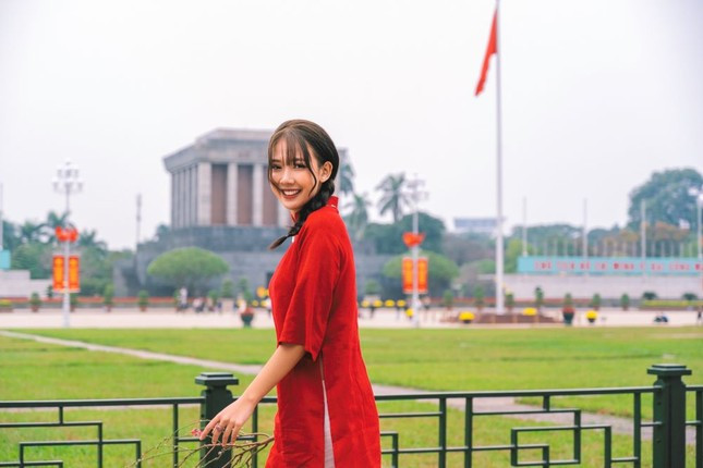 Tận hưởng không khí Tết gần kề trên phố phường Hà Nội càng làm Á hậu Hoa Đan háo hức giây phút về nhà sum họp bên người thân. Hồi thi Hoa hậu các Dân tộc Việt Nam, cô nữ sinh trường ĐH Thăng Long đã nhiều lần chia sẻ những ký ức thơ ấu gắn liền ngày Tết với hình ảnh cả nhà quây quần gói bánh chưng.