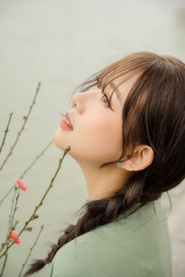 Diện áo dài đỏ xuống phố chụp ảnh Tết, Hoa Đan gây hiểu nhầm đang chụp ảnh cưới. Vài người đi đường xuýt xoa khen “cô dâu xinh quá” làm cô vừa ngượng vừa thấy vui. Một kỷ niệm khác ở chợ hoa Quảng Bá cũng làm cô nhớ mãi. Người đẹp bật cười kể: “Mình tìm được một cửa tiệm có những bó hoa dơn rất ưng ý. Mới đầu, mình chỉ dám ỏn ẻn xin chụp một kiểu, vì sợ chủ tiệm khó chịu nếu mình chụp ảnh mà không mua hoa. Vậy mà, anh chủ cửa hàng tốt bụng cho tụi mình chụp thoải mái. Tụi mình được nước lấn tới, mượn cả chỗ anh đang ngồi”.