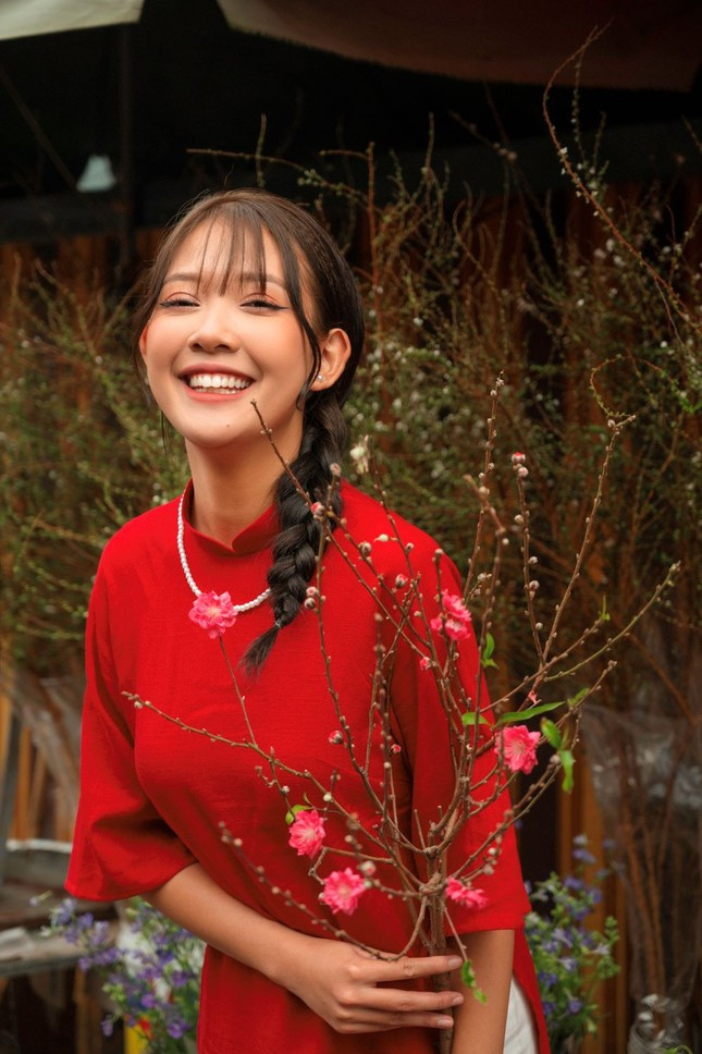 Trong tà áo được cắt may tinh tế, người đẹp sinh năm 2001 nổi bật với gương mặt thanh tú, thần thái yêu kiều. Sau nửa năm giành ngôi Á hậu, Hoa Đan có sự cải thiện đáng kể về nhan sắc lẫn vóc dáng.