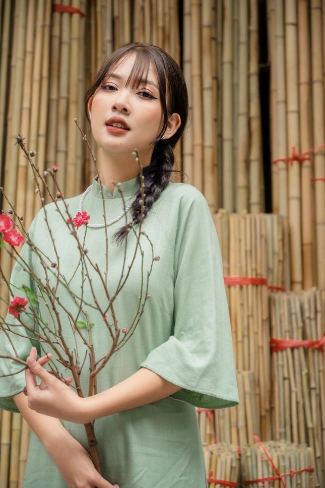 Giữ truyền thống bao năm, Tết 2023 này, Hoa Đan sẽ trở về quê nhà Hải Dương vài ngày trước Tết, phụ giúp ông bà trang hoàng nhà cửa, mua hoa, bày mâm cúng bù đắp mấy tháng cô ít về nhà vì bận học và bận các công việc trong vai trò Á hậu.