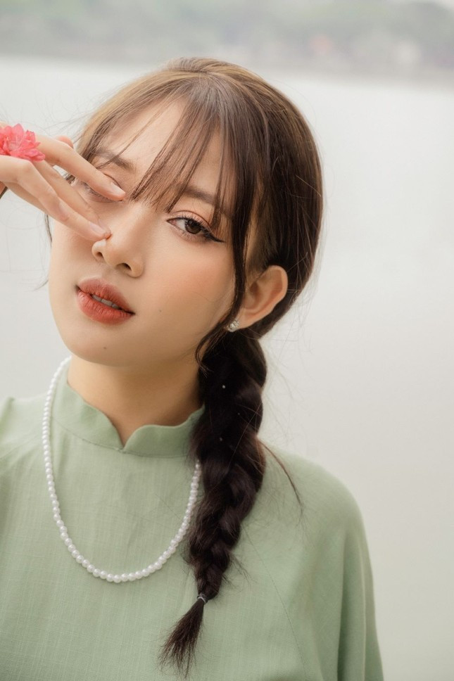 Điều này mở ra cho cô cơ hội thử sức với nhiều điều đầu tiên tuyệt đẹp của tuổi trẻ như tự mình lên kế hoạch cho hoạt động Homecoming - tri ân quê nhà sau khi trở thành Á hậu, tự tay sắp xếp các phần quà thiện nguyện, trở thành tình nguyện viên danh dự của dự án “Thư viện ước mơ”, mang những tủ sách đến với các em bé ở vùng khó khăn. “Mình biết ơn những cuộc gặp gỡ, cơ hội học hỏi các anh chị, những người bạn thú vị trong năm qua”, Á hậu tâm sự.