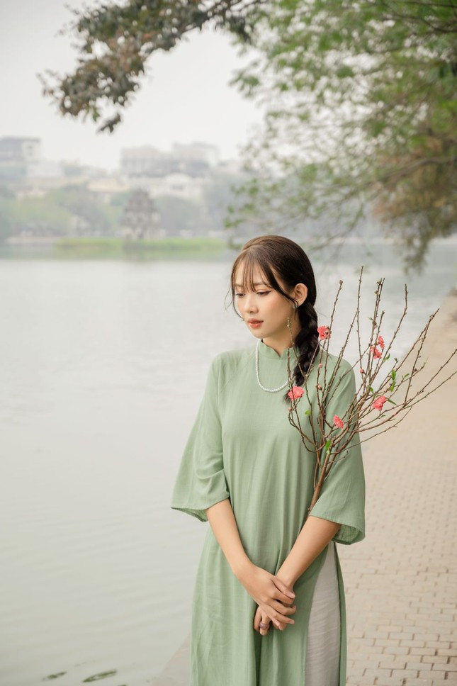 “Mình mong muốn truyền tải không khí ngày Xuân ngập tràn phố phường Hà Nội qua từng bức ảnh và tôn vinh vẻ đẹp của người con gái Việt Nam trong tà áo dài truyền thống”, Hoa Đan chia sẻ.