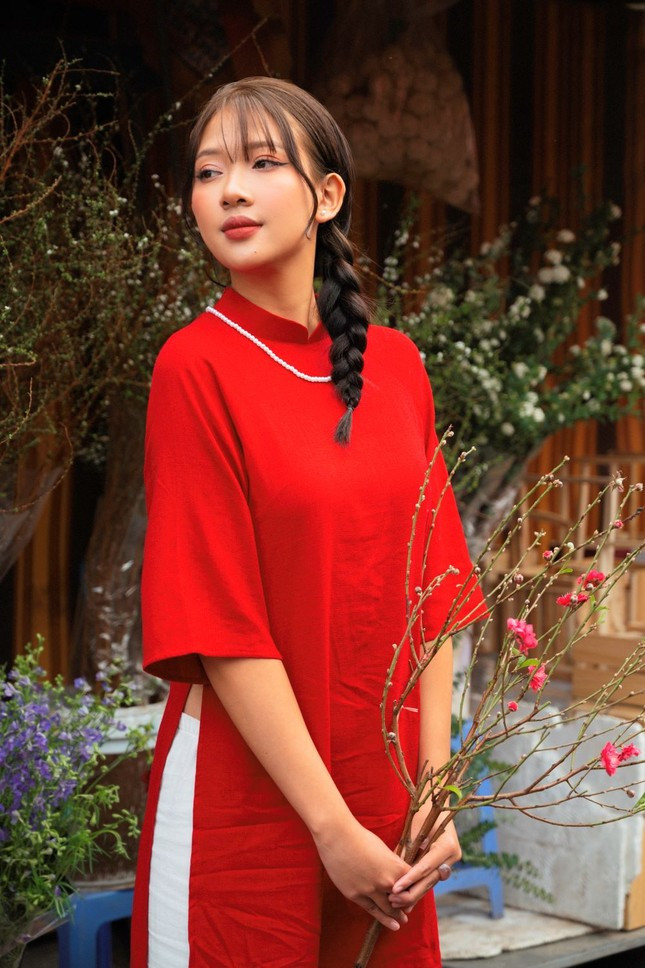 Cũng vì không đặt nặng tính concept hay đòi hỏi cao về cách tạo dáng, ‘nàng Hậu’ thực hiện bộ ảnh với tinh thần thoải mái, vừa làm vừa chơi. Họ chọn những cảnh sắc thân quen và mang tính đại diện của thủ đô để đưa vào những thước ảnh, như Lăng Bác, chợ hoa Quảng Bá, phố cổ… Á hậu Hoa Đan lựa thêm cành đào, bó dơn làm “bạn diễn”, tạo điểm nhấn sắc Xuân cho từng bức ảnh.