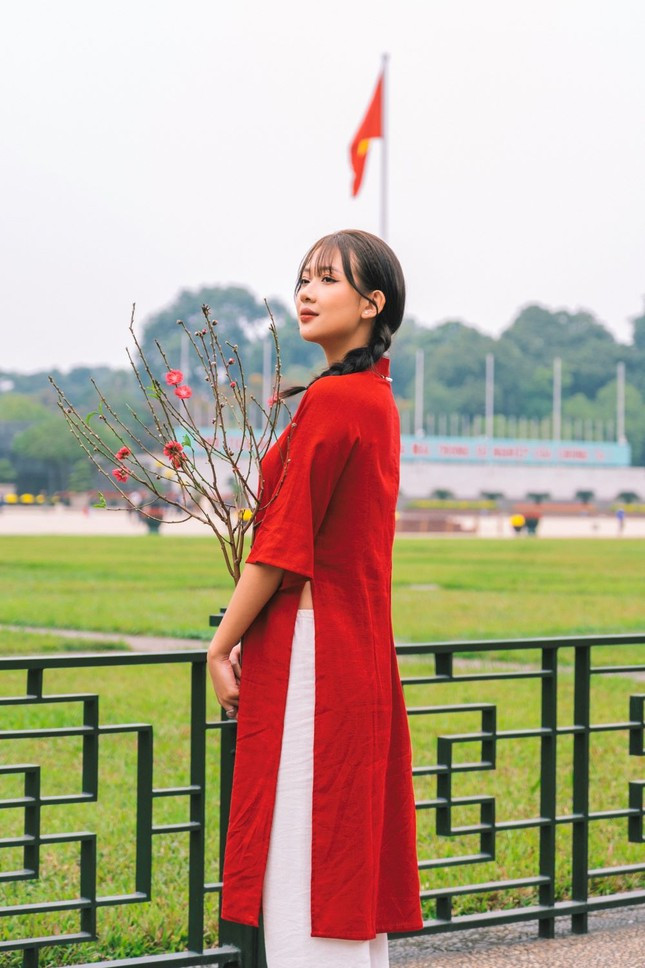 Hoa Đan cho biết cô phải lòng Hà Nội sau 4 năm sinh sống và học tập tại đây. Cô cũng rất yêu thích các ngày lễ cổ truyền, đặc biệt là Tết Nguyên đán. Còn áo dài là kiểu trang phục mang lại cho cô nhiều cảm hứng khi khoác trên mình. Ý tưởng về bộ ảnh đến với cô bất chợt, cho cô thỏa sức kết hợp những niềm yêu thích của bản thân trong cùng một sản phẩm.