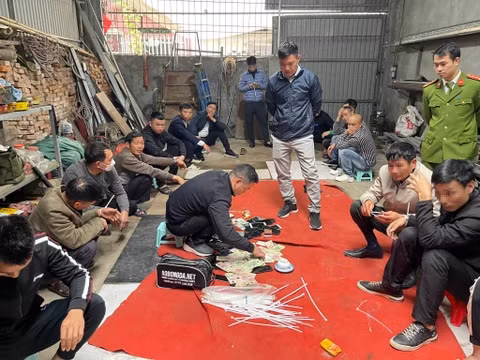 40 canh sat dot kich soi bac trong xuong co khi o Ha Noi