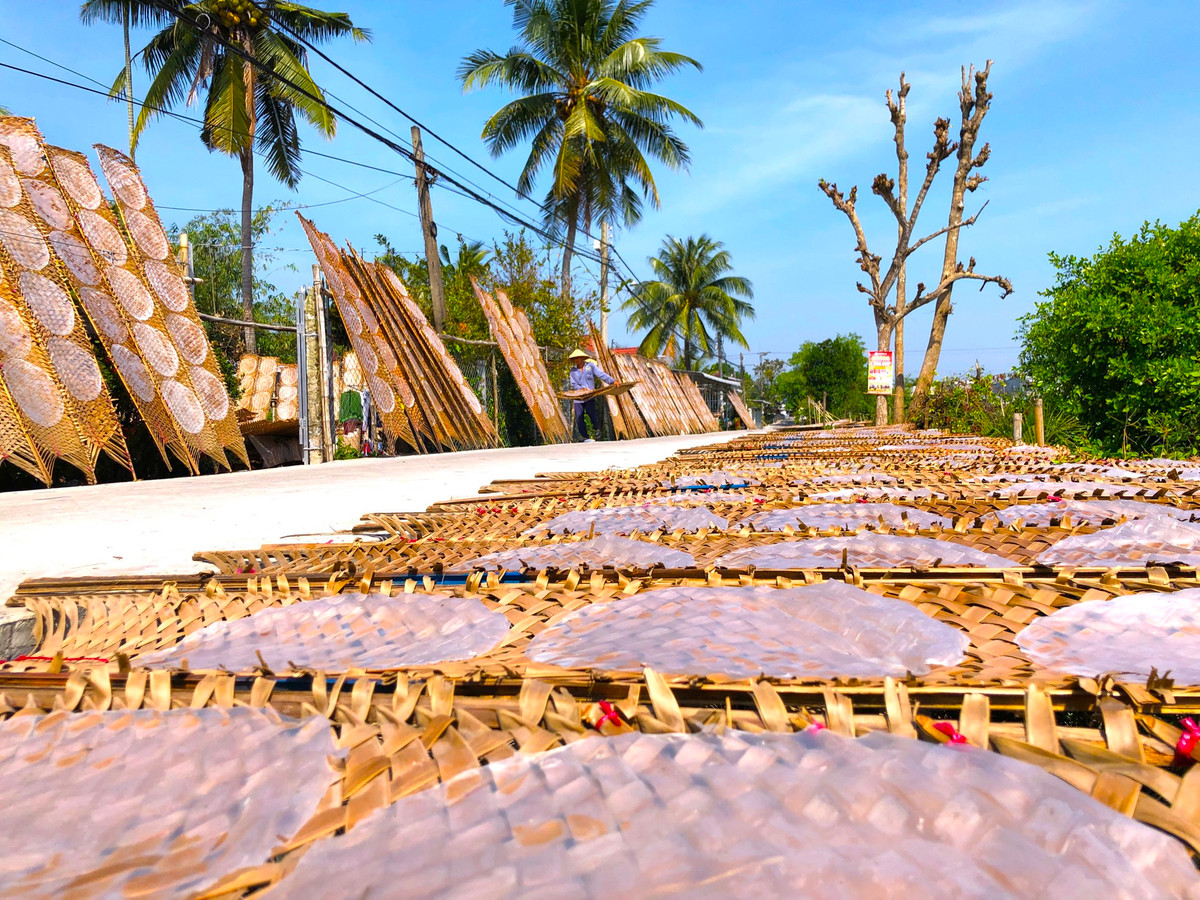 Bánh tráng là một món ăn không thể thiếu trong mâm cơm Tết của bà con miền Tây - Ảnh: Kim Hà.