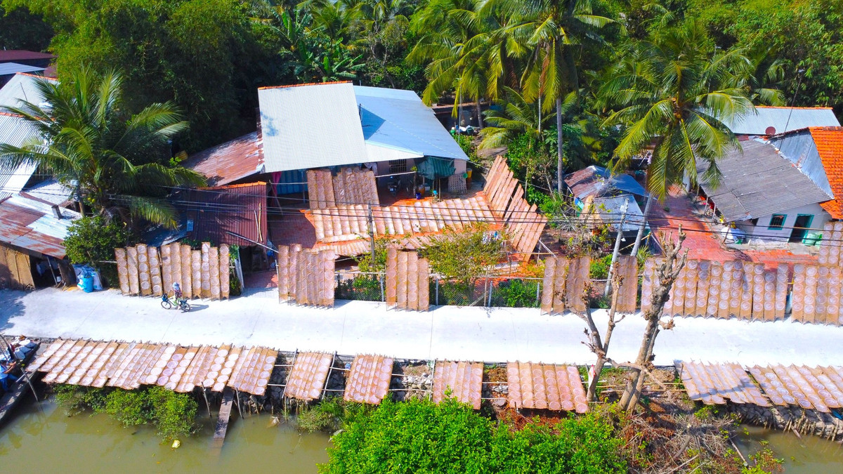 Mỗi ngày, lò bánh tráng của bà Giáo sản xuất được 55 bịch bánh tráng lạt (mỗi bịch 1,6kg) tương đương với 88kg. Thời điểm này, bánh tráng bỏ mối cho khách có 62.000 đồng/bịch, rằm dự kiến sẽ tăng lên 70.000 đồng/bịch. Năm nay, bánh có giá hơn năm trước khoảng 5.000 đồng nhưng giá nguyên liệu thì cái nào cũng tăng, chưa kể nhân công nhưng bù lại, lượng bánh tráng sản xuất nhiều hơn, làm ra bao nhiêu khách lấy bấy nhiêu nên bà con ở làng nghề cũng rất phấn khởi - Ảnh: Kim Hà.