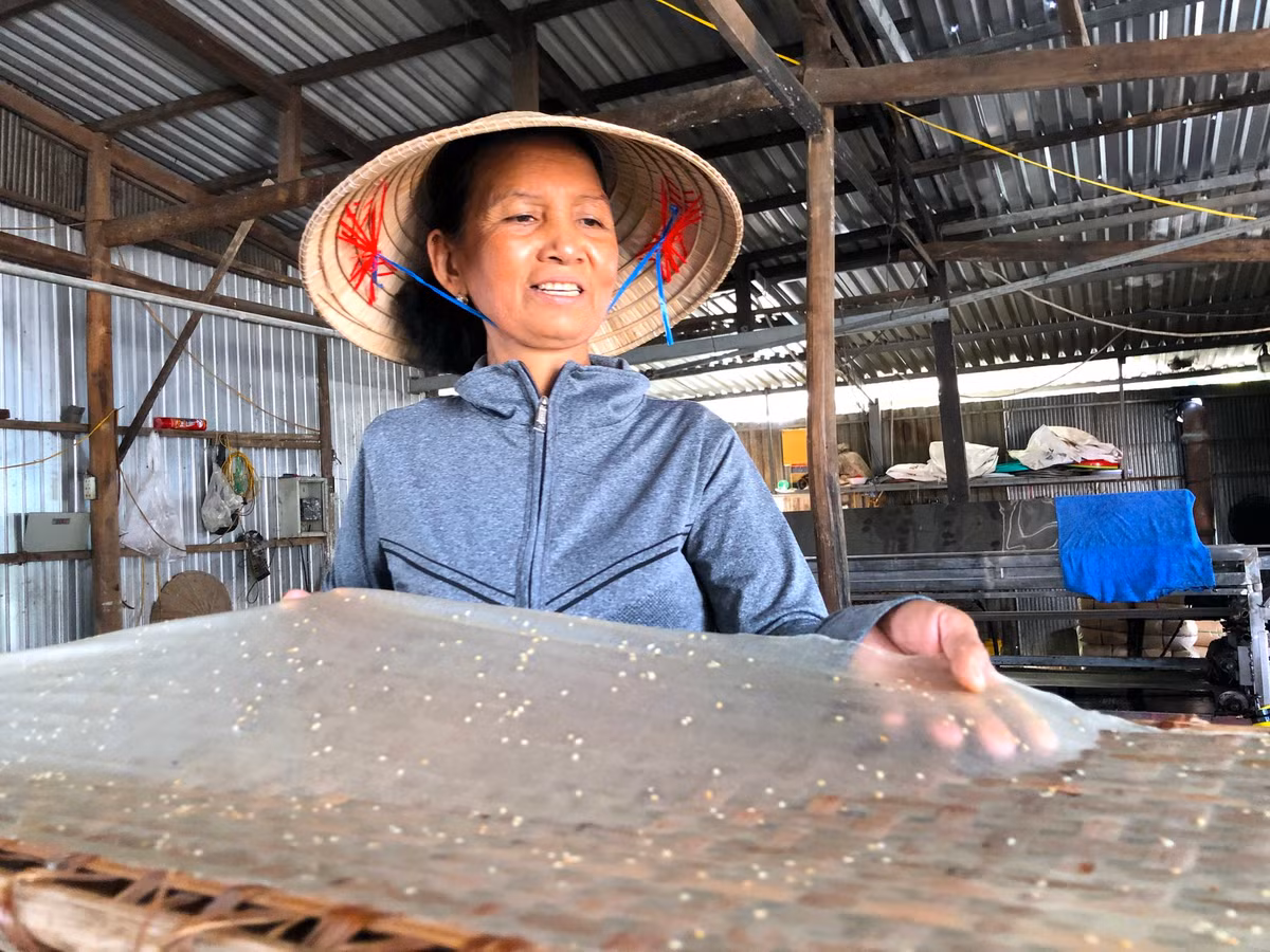 Bà Hà Thị Sáu (con gái cụ Đượm) cho biết, bánh tráng Thuận Hưng có tiếng từ xưa đến giờ, khách ở các quận, huyện trong TP Cần Thơ hay khách ở An Giang, Đồng Tháp,... đều tìm tới đây mua - Ảnh: Kim Hà.