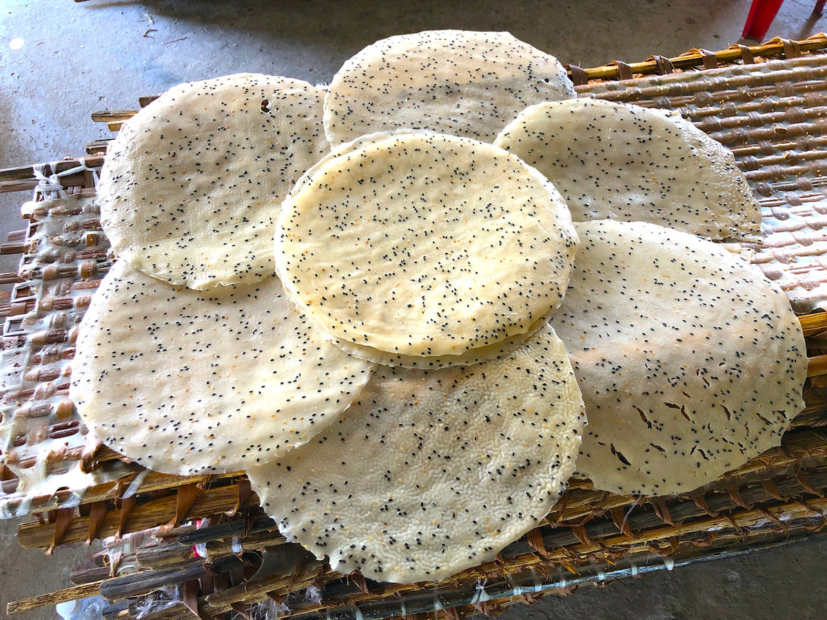 Cũng như loại bánh tráng lạt, bánh tráng ngọt và bánh tráng dừa cũng đắt hàng hơn. Khách hàng tìm mua rất nhiều nhưng giá cũng chỉ nhỉnh hơn năm trước một chút. Cụ thể, bánh tráng ngọt có giá 120.000 – 300.000 đồng/100 bánh, bánh tráng dừa 330.000/100 bánh - Ảnh: Kim Hà.