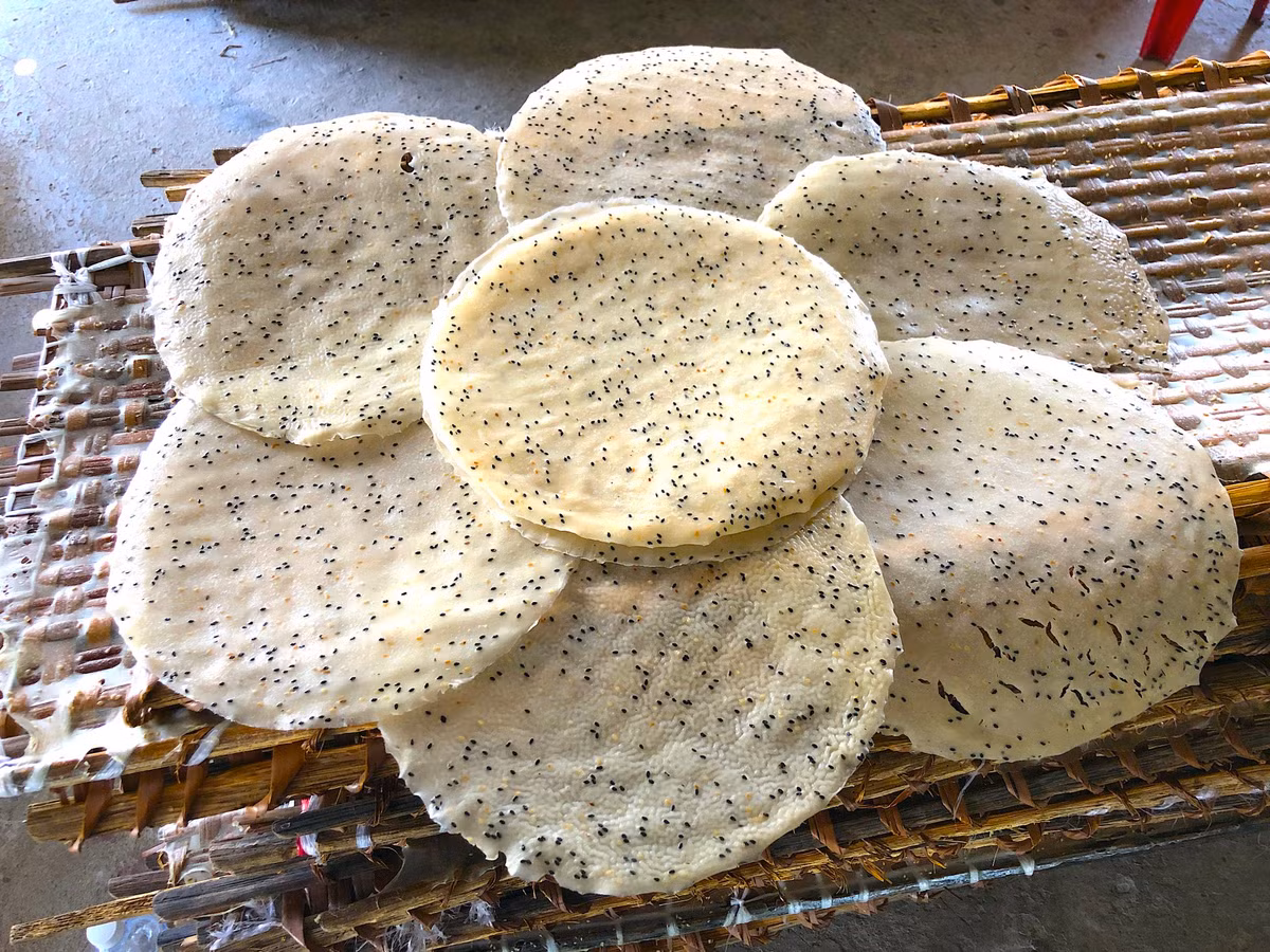 Cũng như loại bánh tráng lạt, bánh tráng ngọt và bánh tráng dừa cũng đắt hàng hơn. Khách hàng tìm mua rất nhiều nhưng giá cũng chỉ nhỉnh hơn năm trước một chút. Cụ thể, bánh tráng ngọt có giá 120.000 – 300.000 đồng/100 bánh, bánh tráng dừa 330.000/100 bánh - Ảnh: Kim Hà.