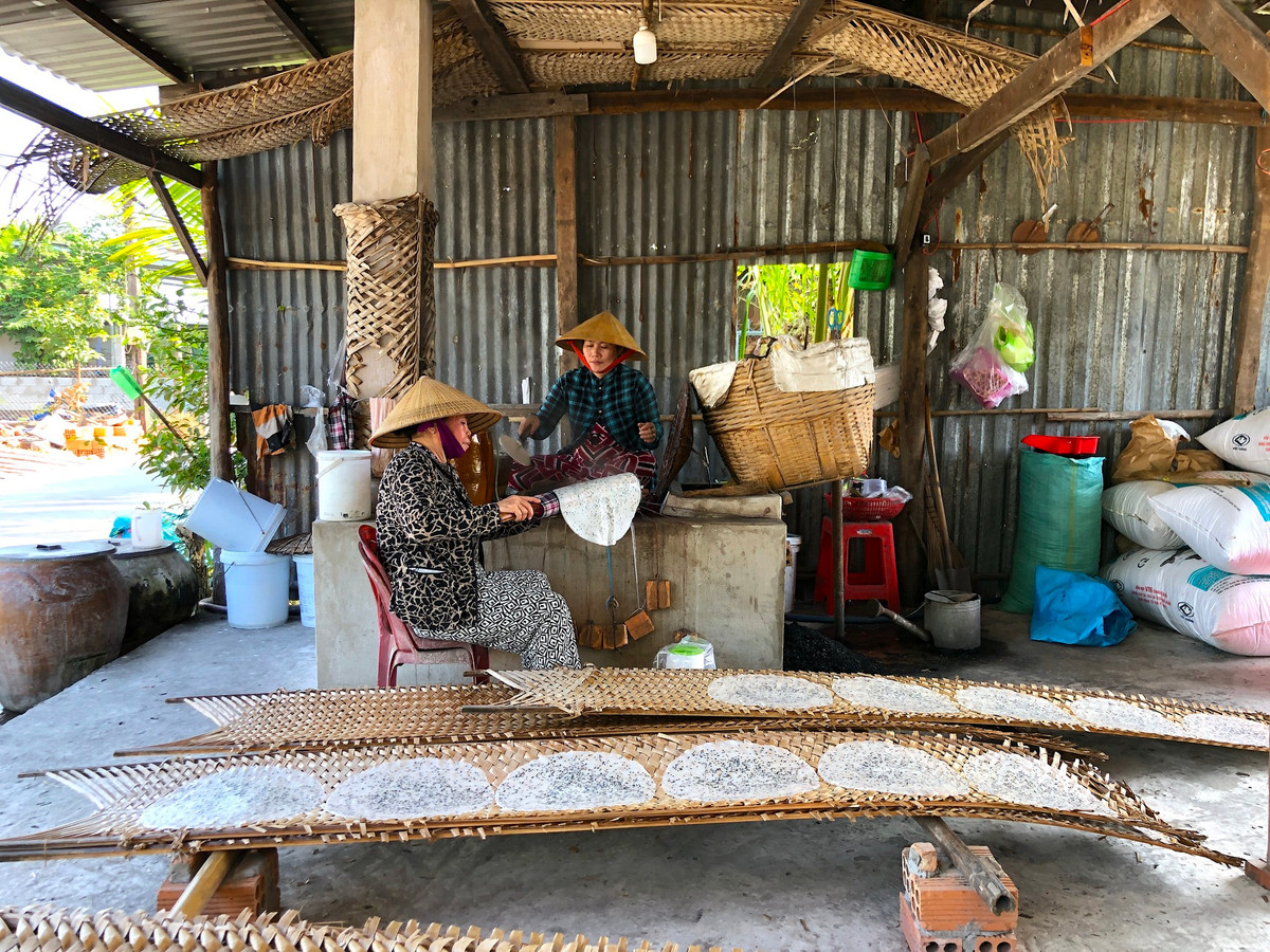 Để kịp giao hàng cho khách dịp Tết, từ 1h sáng, các lò bánh tráng đã "đỏ lửa", đến 15h chiều mới tráng xong - Ảnh: Kim Hà.