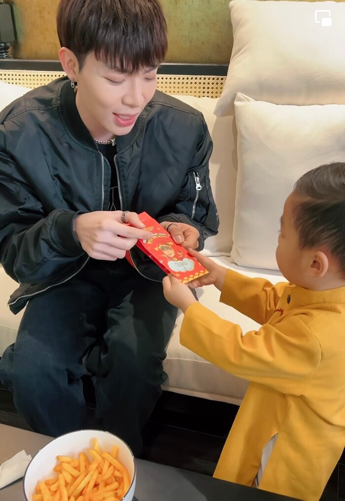 Bị nói kiếm nhiều tiền nhờ lì xì của quý tử, Hoà Minzy đáp trả Bi noi kiem nhieu tien nho li xi cua quy tu, Hoa Minzy dap tra